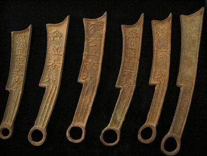 null Collection de six monnaies-couteaux. Bronze. Inscriptions. L 12 à 16.5 cm. Chine....