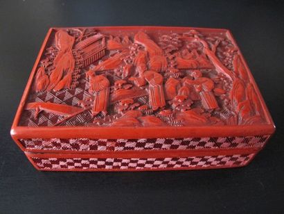 null Joli coffret rectangulaire en laque rouge «Cinabre» sur métal, décoré en relief...