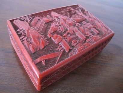 null Joli coffret rectangulaire en laque rouge «Cinabre» sur métal, décoré en relief...