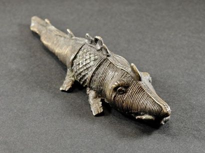 null Crocodile tenant un poisson.Bronze.Amulette L: 17cm.
Confer: André Blandin sur...