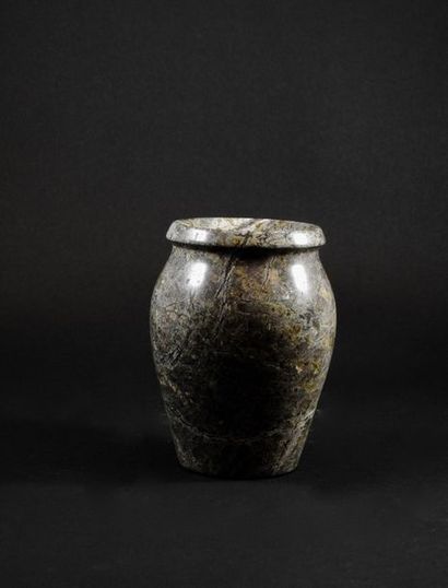null Vase en pierre,appelé par certains porphyre vert romain.Polissage postérieur.
H:...