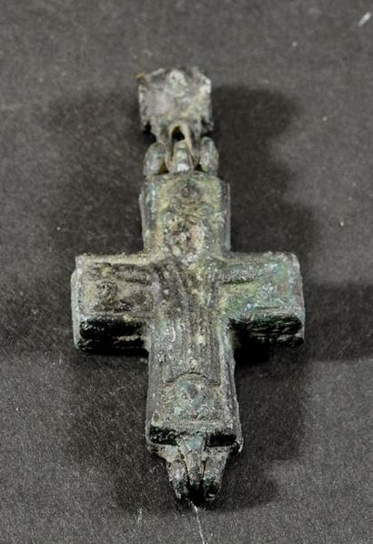 null Croix encolpion byzantine.
Bronze.Epoque médiévale.
Circa VII-XIIès.H: 6cm