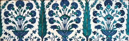 null Panneau de trois carreaux.
Céramique polychrome florale
Aux vases et cyprès.XVIIès.
Empire...
