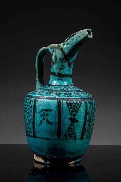 null Pichet.Céramique épaisse à glaçure turquoise à décor floral.XIIès.Perse.H: ...