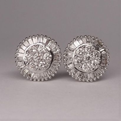 null Boucles d'oreilles rondes en or gris, 750 MM, centrée chacune de diamants taille...