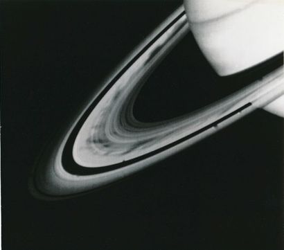 null Nasa. Mission Voyager 2. Une très belle vue oblique des anneaux de la planète...