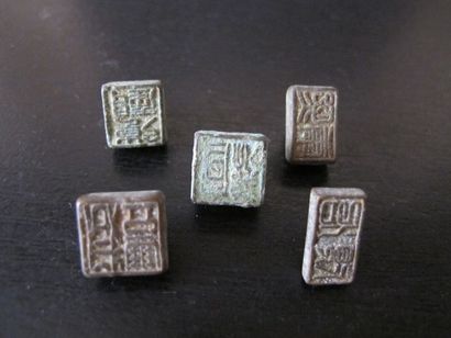 null Suite de cinq sceaux miniatures #2. Bronze. L 10 à 12 mm. Chine. Style des ...