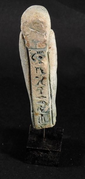 null Oushepti inscrit sur la colonne dorsale « la vénérable, l'Osiris Tairet, mise...