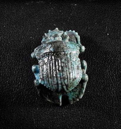 null Amulette en forme de scarabée bouton

Fritte 2,3 cm

Petit manque à la belière

Egypte...