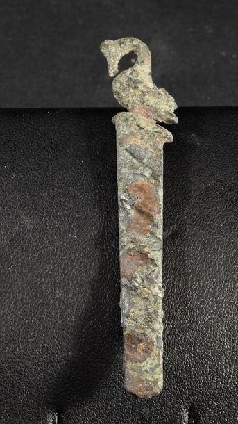 null Element représentant un sceptre terminé par un cygne

Bronze 7 cm

Probablement...