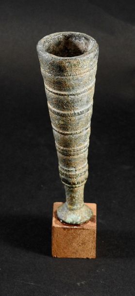 null Long vase à décor géométrique

Bronze 9,3 cm

Bassin méditerrannéen