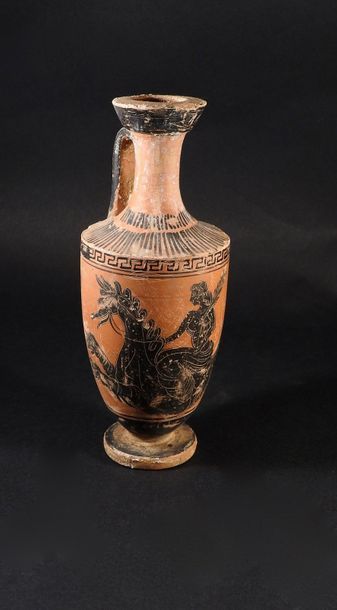 null Vase à figure noire représentant une scène mythologique

Terre cuite 14 cm

Style...
