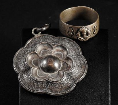 null Ensemble de deux éléments comprenant une bague et un pendentif floral