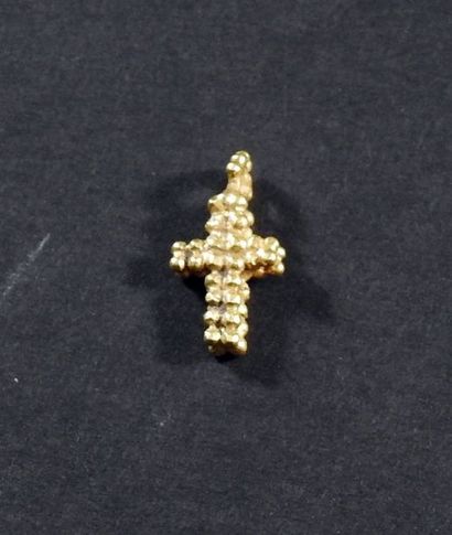 null Croix en or composé de petites boules liées entre elles

1,7 cm

Période ro...
