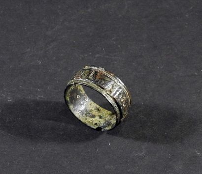 null Bague comportant un décor énigmatique

Bronze 2,3 cm

XVI-XVIIème siècle