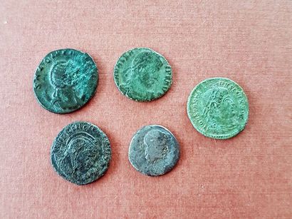 null Ensemble de 4 monnaies d'empereurs variés dont Salonine, Constantin, et une...