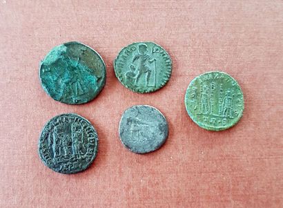 null Ensemble de 4 monnaies d'empereurs variés dont Salonine, Constantin, et une...