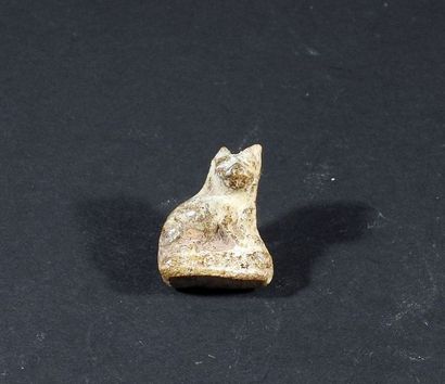 null Amulette en forme de chat

Terre cuite 2,3 cm

Egypte antique