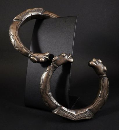 null Paire de bracelets à décor d'animaux fantastiques

Métal 8,5 cm

Dans le goût...