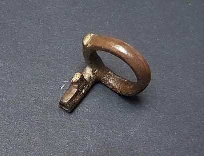 null Bague clé à rotation à patine brune

Bronze 3,1 cm

Période gallo romaine I-IIIème...