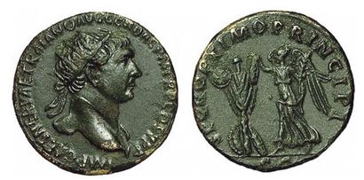 null Trajan. 98-117. Dupondius. R/ SPQR OPTIMO PRINCIPI. Victoire à gauche, érigeant...