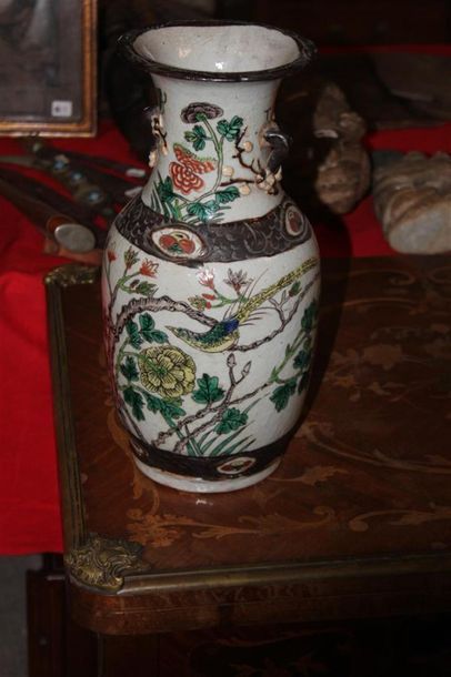 null Vase Nankin à décor d'oiseaux branchés et fleurs, Chine du Sud XXème. Haut 35...