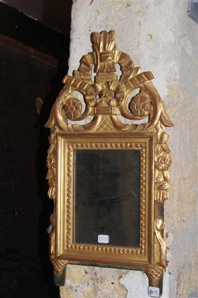 null Petit miroir rectangulaire, cadre en bois et stuc doré, fronton à décor de noeuds...