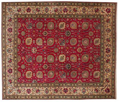 null Grand tapis en laine points noués à décor de fleurs sur fond rouge
Iran XXème...