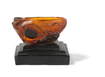 null Rince pinceaux en ambre 
Chine, XIXème siècle
Le pourtour à décor sculpté en...