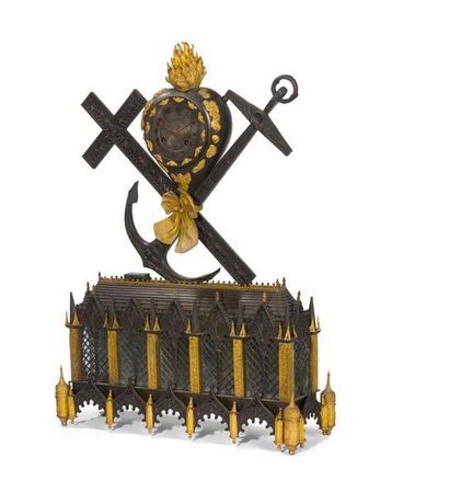 null Rare pendule en bronze patiné et doré à décor néogothique, le cadran inscrit...