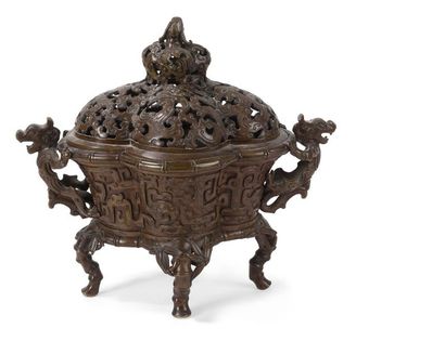 null Brûle-parfum couvert en bronze
Chine, XVIIème siècle
De forme quadrilobée, reposant...
