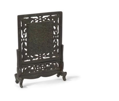 null Écran de table en bronze
Chine, fin du XIXème, début du XXème siècle
De forme...