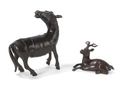 null Mule et cerf en bronze
Chine, XIXème siècle
La mule debout, la tête tournée...