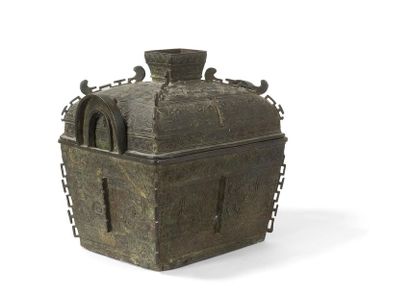 null Pot couvert Yi en bronze
Chine, XXème siècle
Dans le style archaïque, de forme...