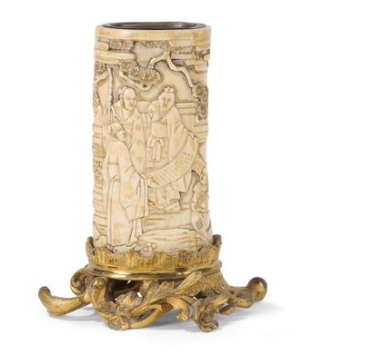 null Pot à pinceaux en ivoire sculpté et monture en bronze doré
Chine, circa 1920
Le...