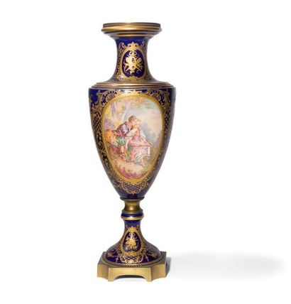 null Vase en porcelaine dans le goût de Sèvres XVIIIème siècle, décor en médaillon...