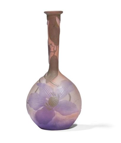 null ÉTABLISSEMENTS GALLÉ (1904-1936) 
Clématites
Vase soliflore ; la base piriforme...