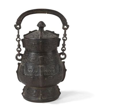 null Vase Hu couvert en bronze
Chine, fin du XIXème siècle
Dans le style archaïque,...