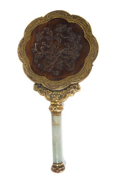 null Miroir en bronze doré, jadéite et bois
Chine, XVIIIème / XIXème siècle
De forme...
