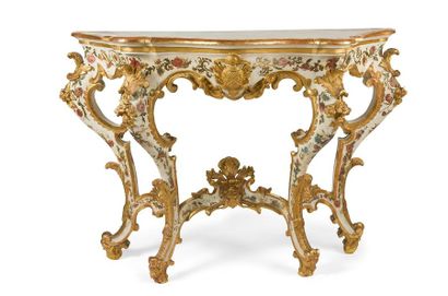 null Table console en bois peint en arte povera et doré, le plateau contourné reposant...