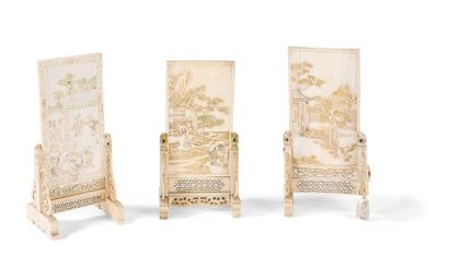 null Trois écrans de table en ivoire sculpté
Chine, début du XXème siècle
De forme...
