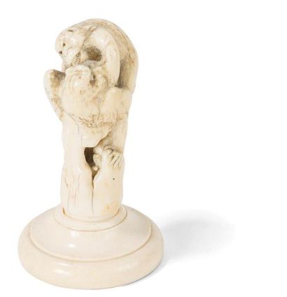 null Groupe en ivoire sculpté
Japon, circa 1930
Représentant deux singes sur un tronc...