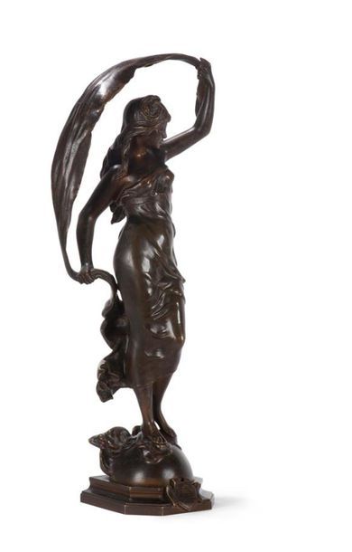 null Figure de femme drapée en bronze à patine brune symbolisant la brise ; signée...