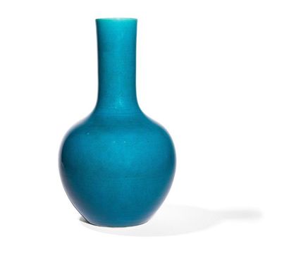 null Vase tianqiuping en porcelaine turquoise
Chine, XIXème siècle
La panse globulaire,...