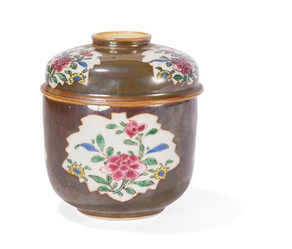 null Pot couvert en porcelaine famille rose à fond capucin
Chine, XVIIIème siècle
A...