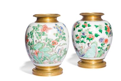 null Deux vases en porcelaine de Chine famille verte à monture de bronze dorée de...