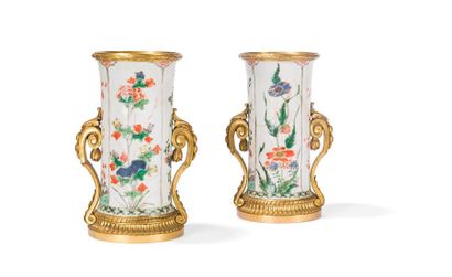 null Paire de vases en porcelaine de Chine famille verte à décor de feuillages et...