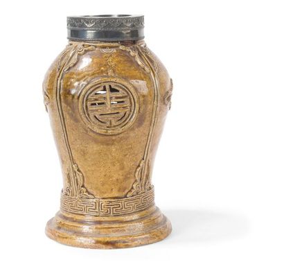 null Vase en grès émaillé jaune
Chine du Sud ou Vietnam, XIXème siècle
La panse à...
