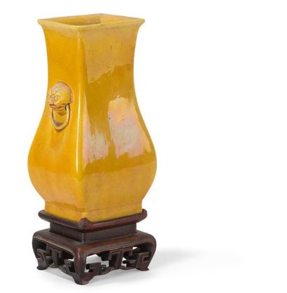 null Vase en céramique émaillée jaune
Chine, XIXème siècle
De forme carrée, la panse...
