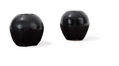 null Paire de pots en céramique émaillée noire
Japon, XXème siècle
Dans le style...